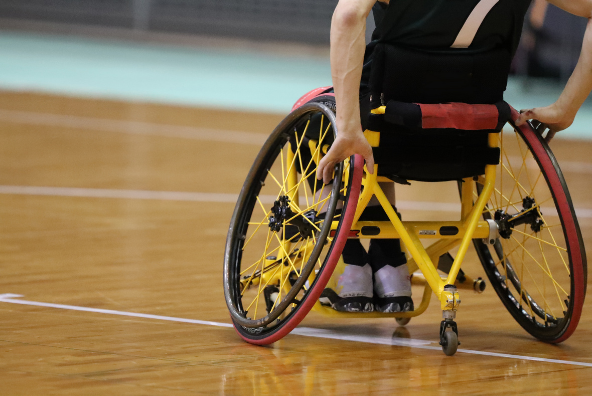 車椅子で楽しむスポーツ施設のバリアフリー対策 次世代型電動車椅子 近距離モビリティ Whill公式