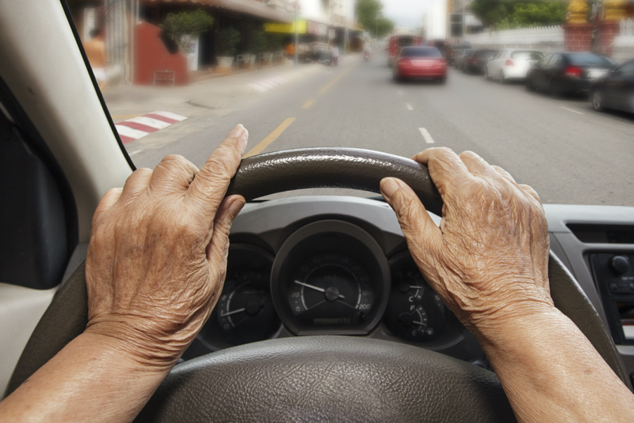 高齢者の運転は交通事故が心配？　危ないと思われる理由、特徴は？