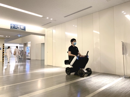 慶應義塾大学病院で走行する自動運転の電動車椅子