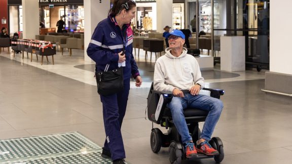Man uses Autonomous power chair in Amsterdam airport